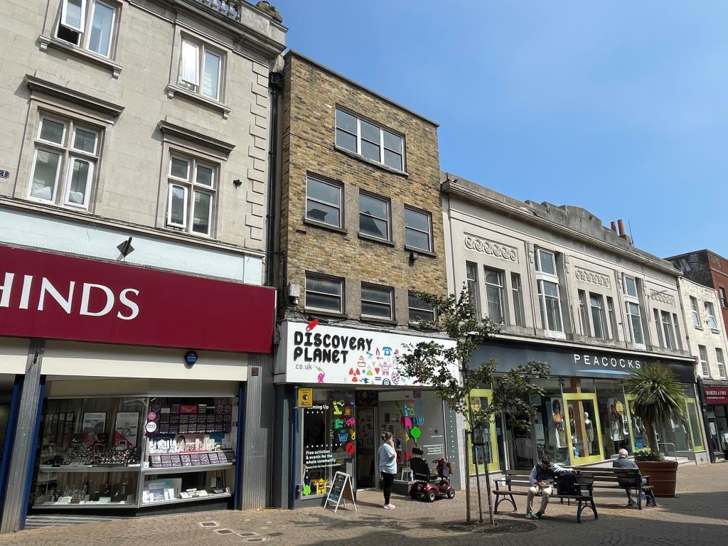 Lot: 142 - FREEHOLD PROPERTY WITH VACANT UPPER PARTS - Mid-terraced town centre property